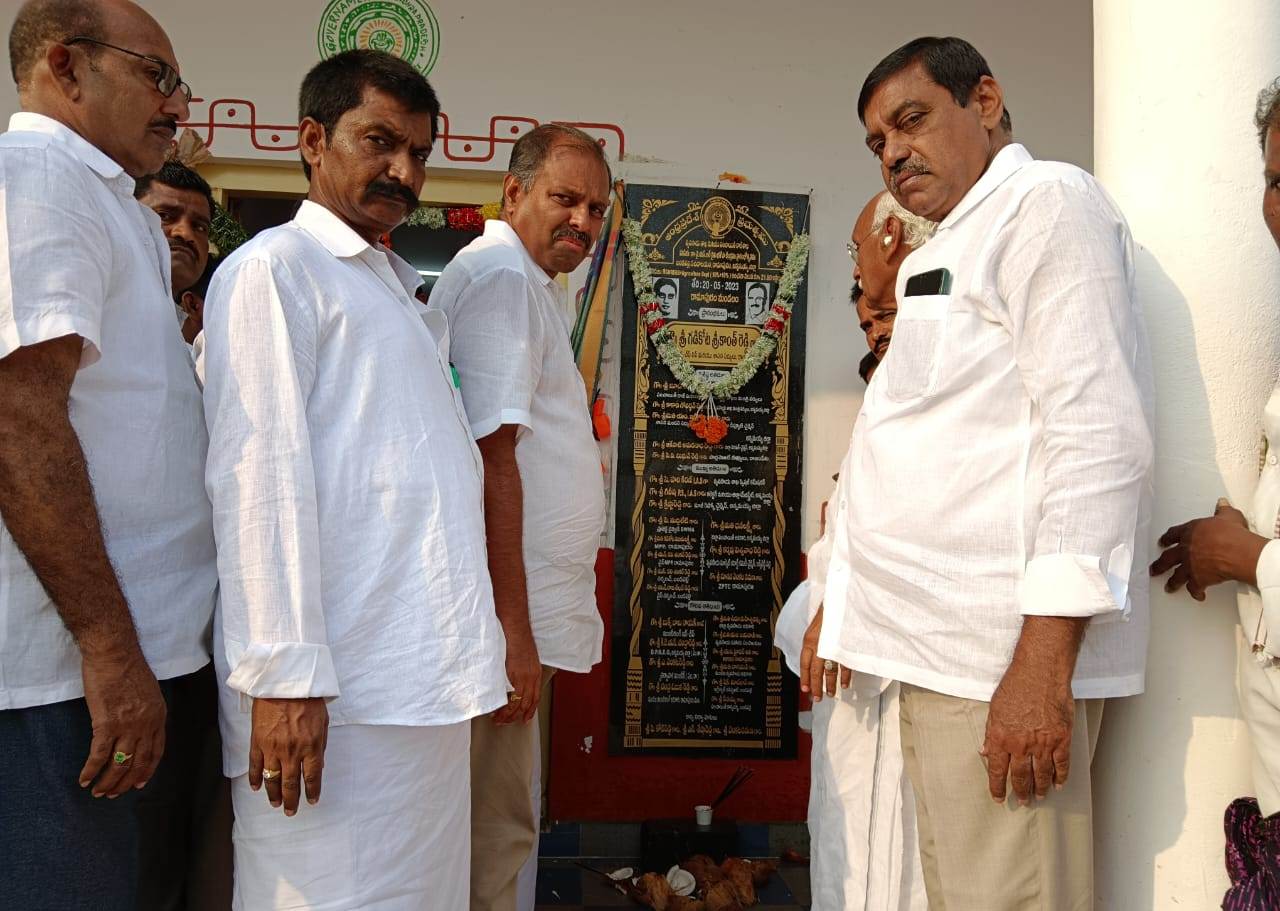 రైతుభరోసా కేంద్రాన్ని ప్రారంభిస్తున్న ఎమ్మెల్యే శ్రీకాంత్‌రెడ్డి