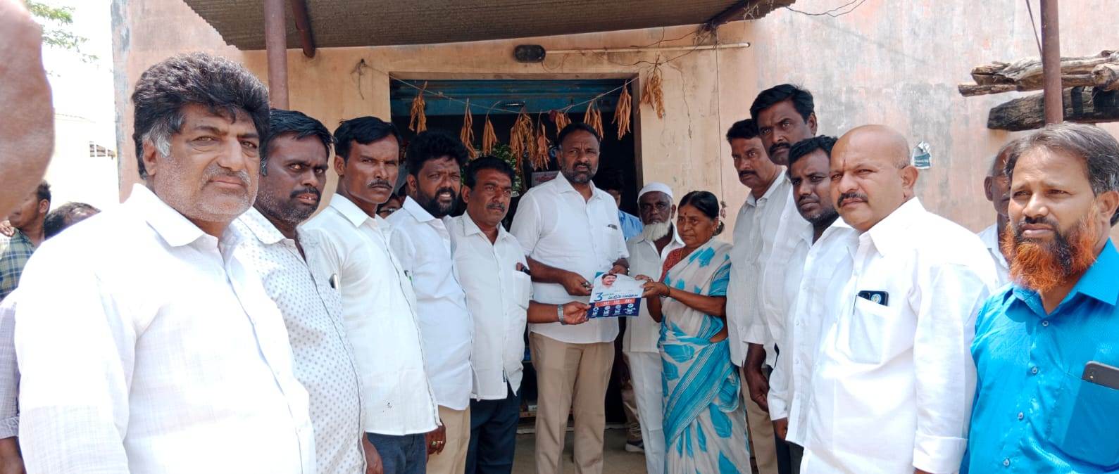 ప్రజలకు సంక్షేమ పథకాలగురించి వివరిస్తున్న ఎమ్మెల్యే