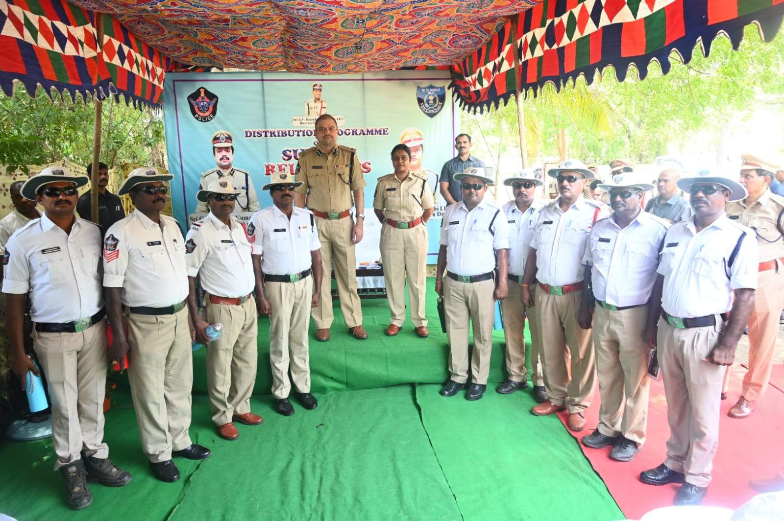 ట్రాఫిక్‌ పోలీస్‌ సిబ్బందికి సమ్మర్‌ వెల్ఫేర్‌ కిట్లు