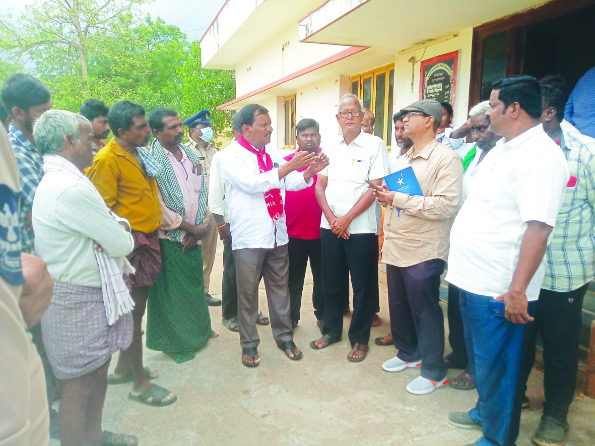 రైతు పండించిన ప్రతి గింజనూ కొనాలి