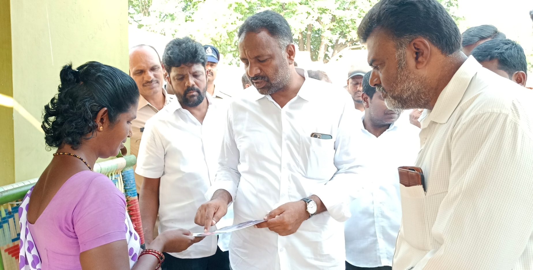 నిమ్మనపల్లి : ప్రభుత్వ పథకాలను వివరిస్తున్న ఎమ్మెల్యే నవాజ్‌ బాషా