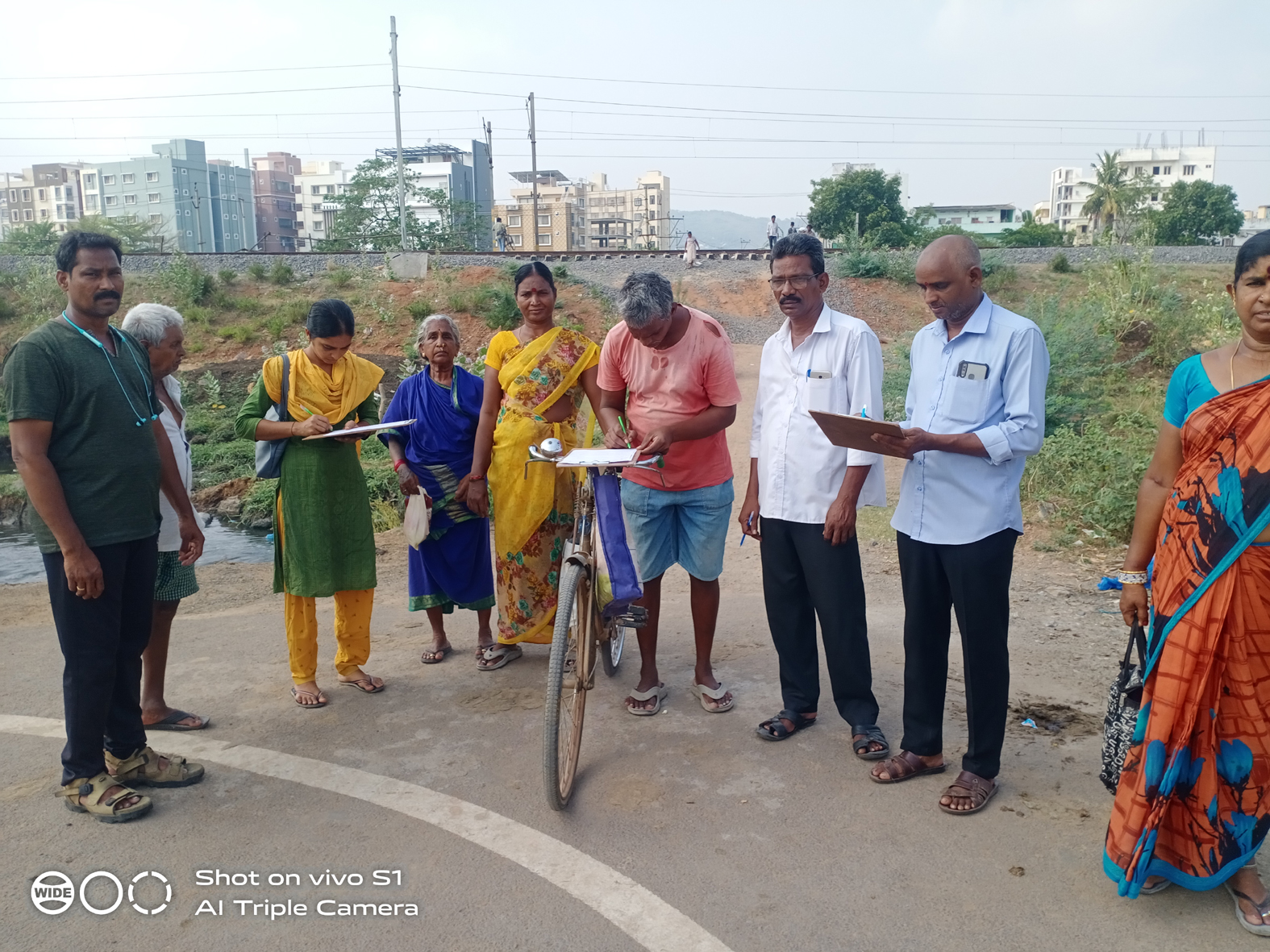 అండర్‌ గ్రౌండ్‌ బ్రిడ్జి నిర్మించాలని సంతకాల సేకరణ