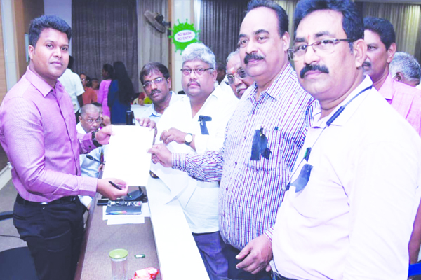 ఉపాధ్యాయులపై కేసులు ఎత్తివేతకు డిమాండ్‌