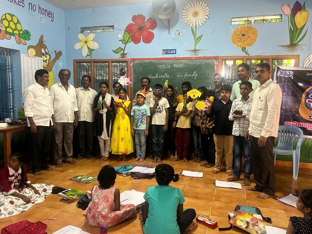 విద్యార్థులకు రాకెట్‌ ప్రయోగం గురించి వివరిస్తున్న ఉపాధ్యాయుడు