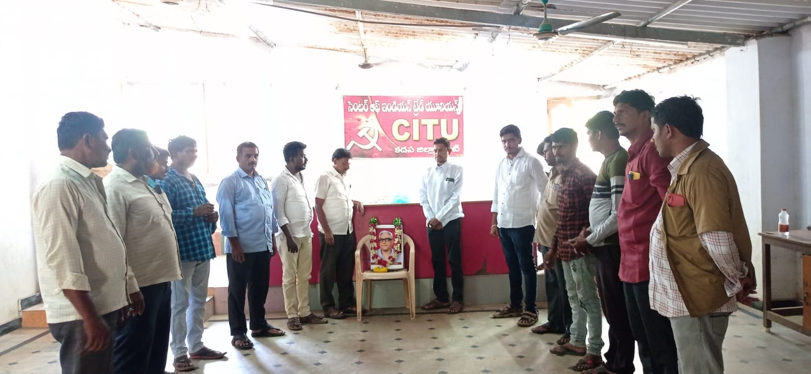 సత్యనారాయణ చిత్రపటానికి నివాళి అర్పిస్తున్న నాయకులు