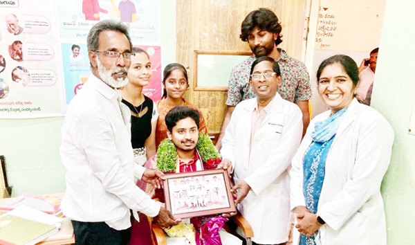 డాక్టర్‌ సాయిచరణ్‌కు సన్మానం