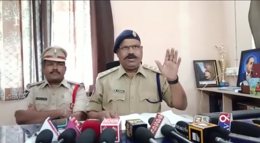 - సమావేశంలో మాట్లాడుతున్న డిఎస్‌పి కేశప్ప