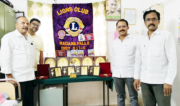లయన్స్‌ క్లబ్‌కు 13 అవార్డులు