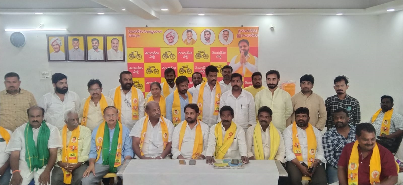 - మాట్లాడుతున్న మాజీ ఎమ్మెల్యే షాజహాన్‌బాషా