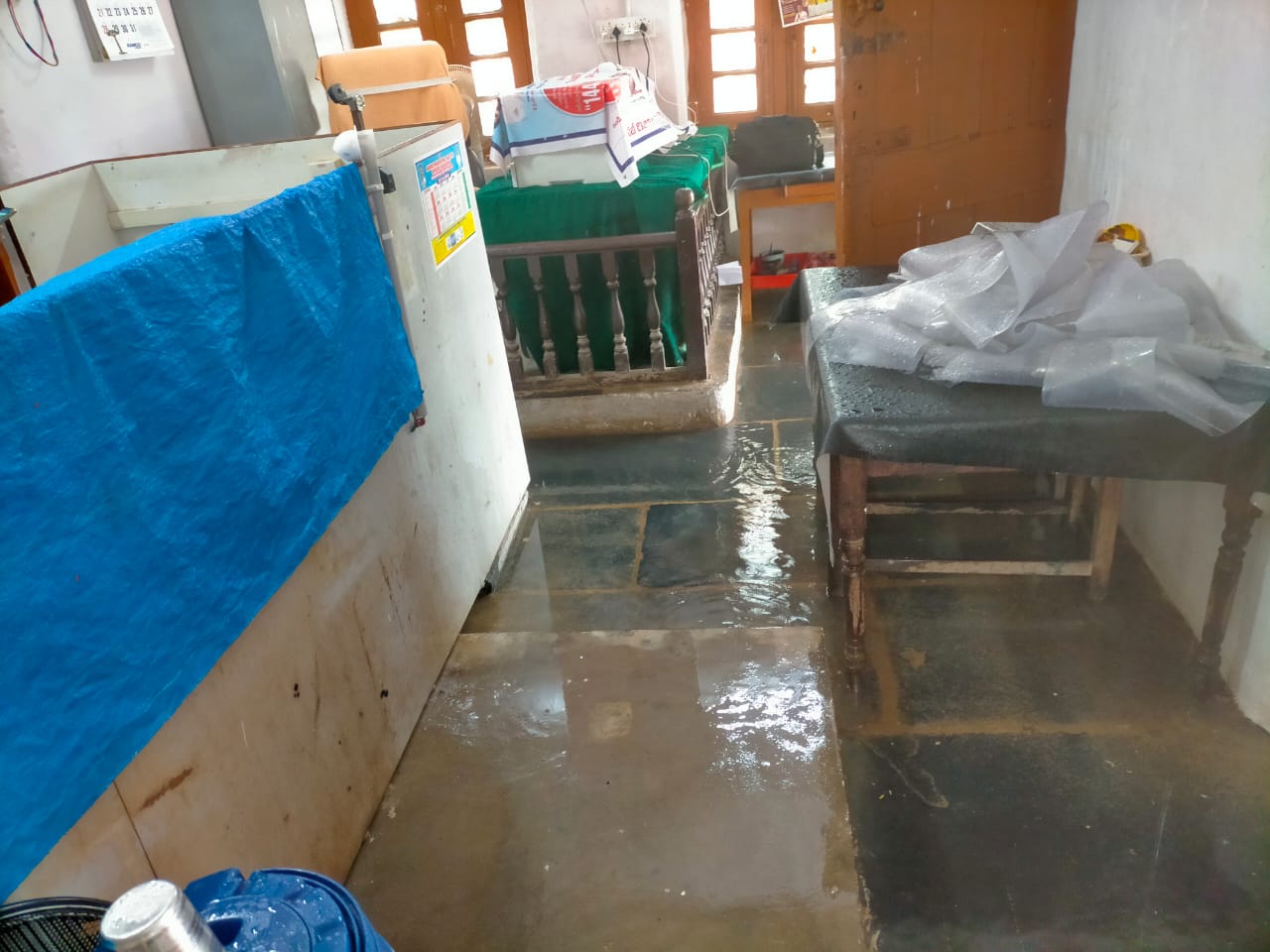 కార్యాలయంలో అడుగు మేర నిలిచిన వర్షపు నీరు