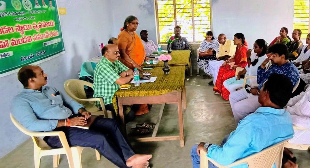 - మాట్లాడుతున్న జిల్లా వ్యవసాయ అధికారి ఉమామహేశ్వరమ్మ