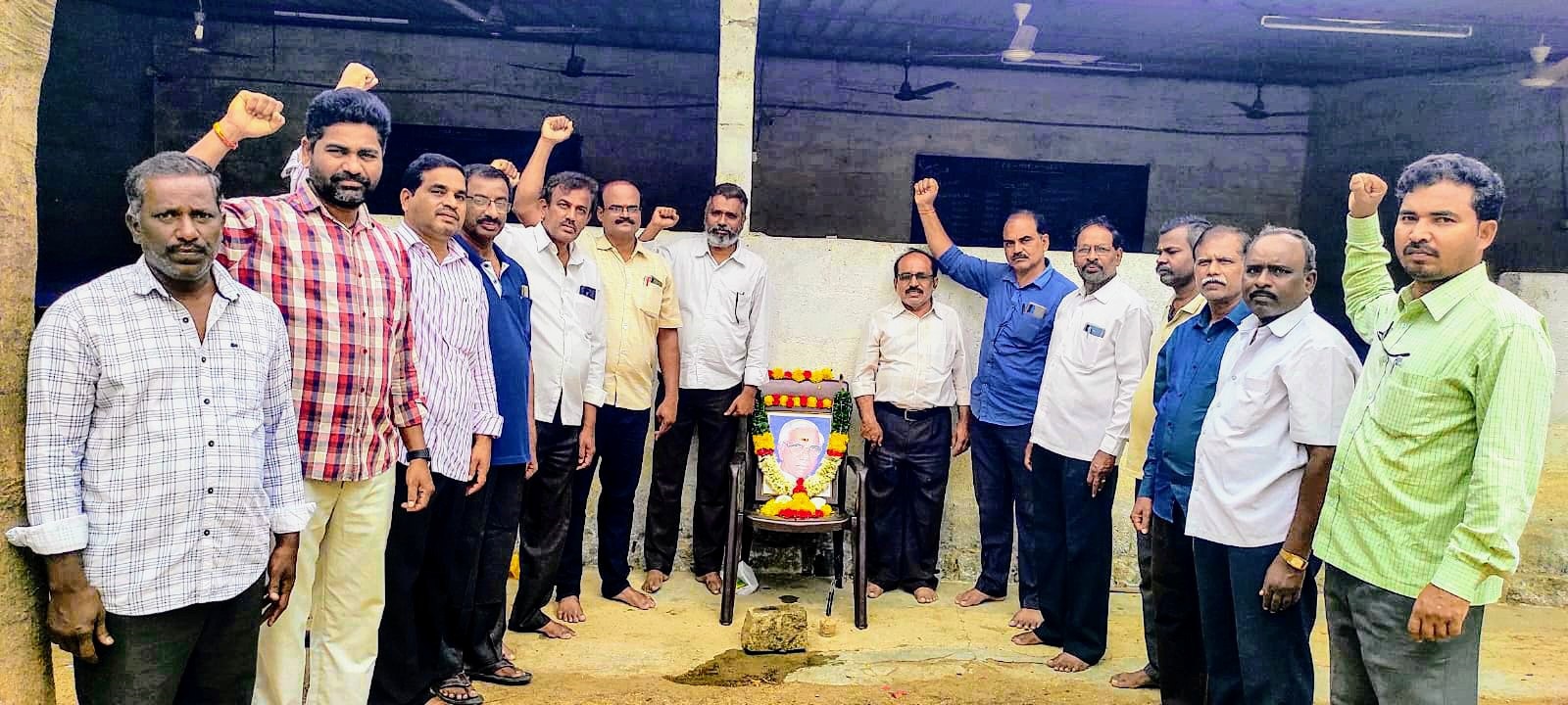 రామిరెడ్డి చిత్రపటానికి నివాళులర్పిస్తున్న నాయకులు