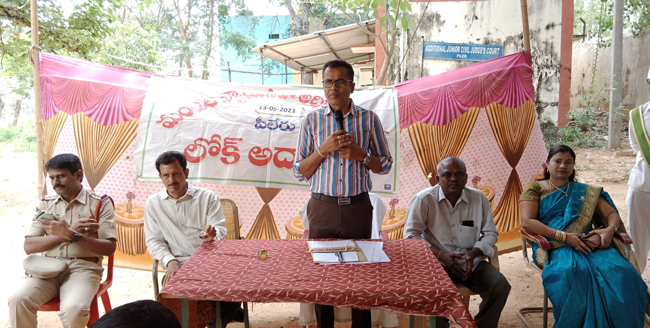 -మాట్లాడుతున్న సీనియర్‌ సివిల్‌ జడ్జి శ్రీనివాసులు నాయక్‌