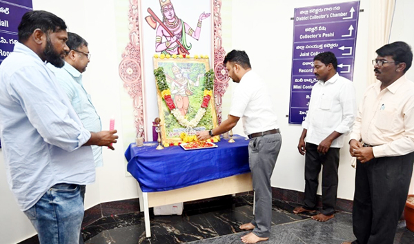 పదకవితా పితామహుడు అన్నమాచార్యులు : కలెక్టర్‌