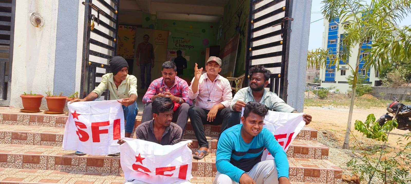 నిరసన తెలుపుతున్న విద్యార్థి సంఘాల నాయకులు