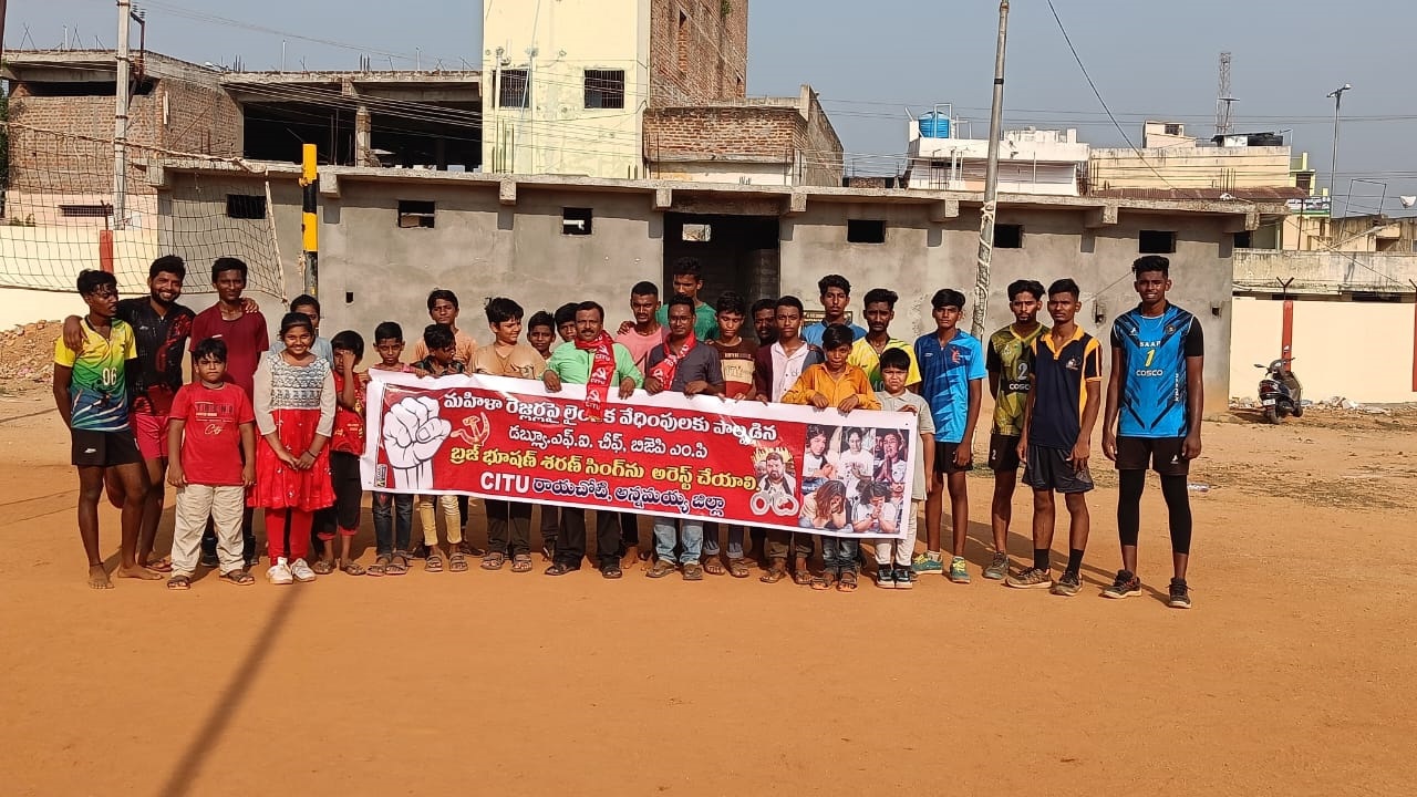 - నిరసన తెలుపుతున్న క్రీడాకారులు, నాయకులు
