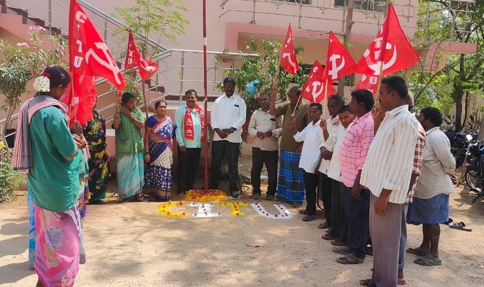 - రాయచోటి : జెండా ఆవిష్కరిస్తున్న సిఐటియు నాయకులు