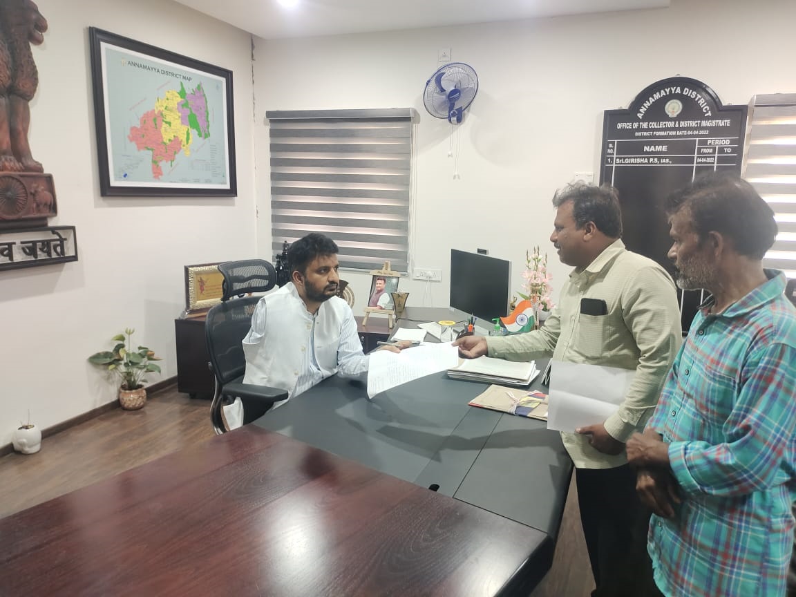 - కలెక్టర్‌కు వినతిపత్రం ఇస్తున్న సిపిఎం నాయకులు