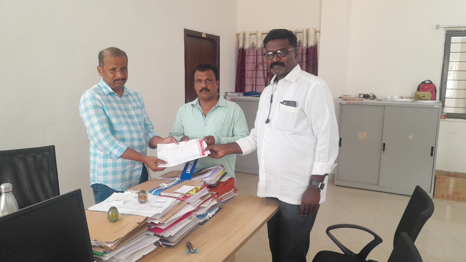 - ఎఒకు వినతిపత్రం ఇస్తున్న నాయకులు