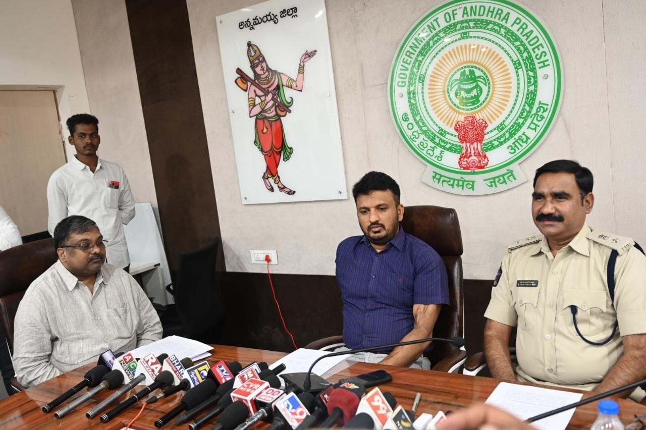 విలేకరుల సమావేశంలో మాట్లాడుతున్న కలెక్టర్‌ గిరీష
