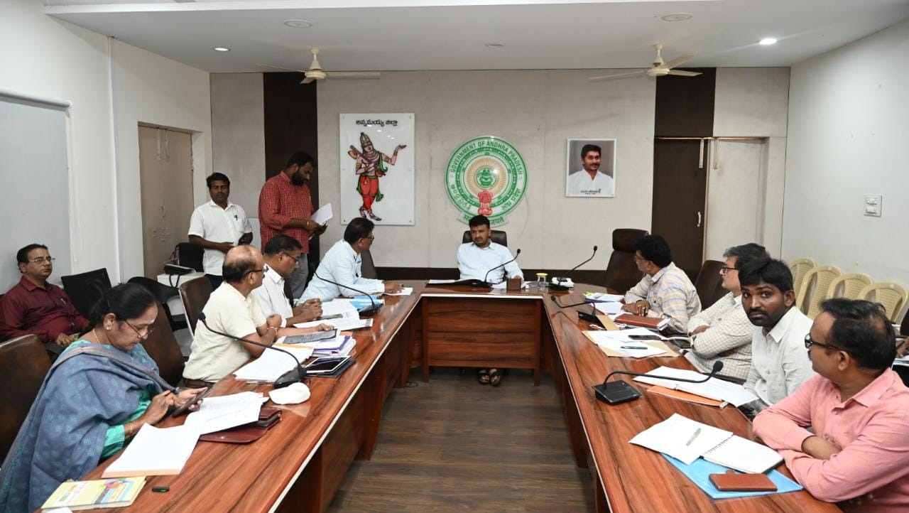 - సమావేశంలో మాట్లాడుతున్న కలెక్టర్‌ గిరీష