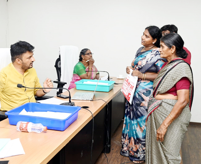 ప్రజల నుంచి వినతులు స్వీకరిస్తున్న కలెక్టర్‌
