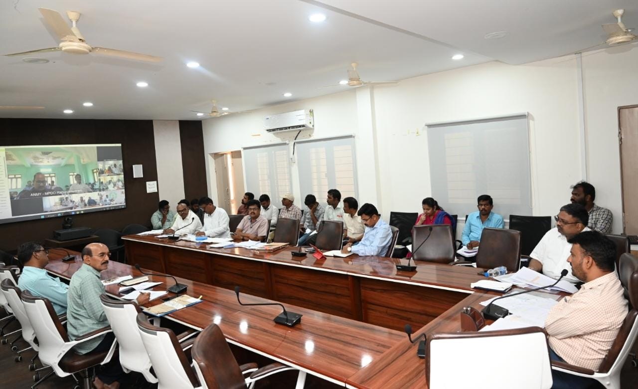 సమావేశంలో మాట్లాడుతున్న కలెక్టర్‌ గిరీష