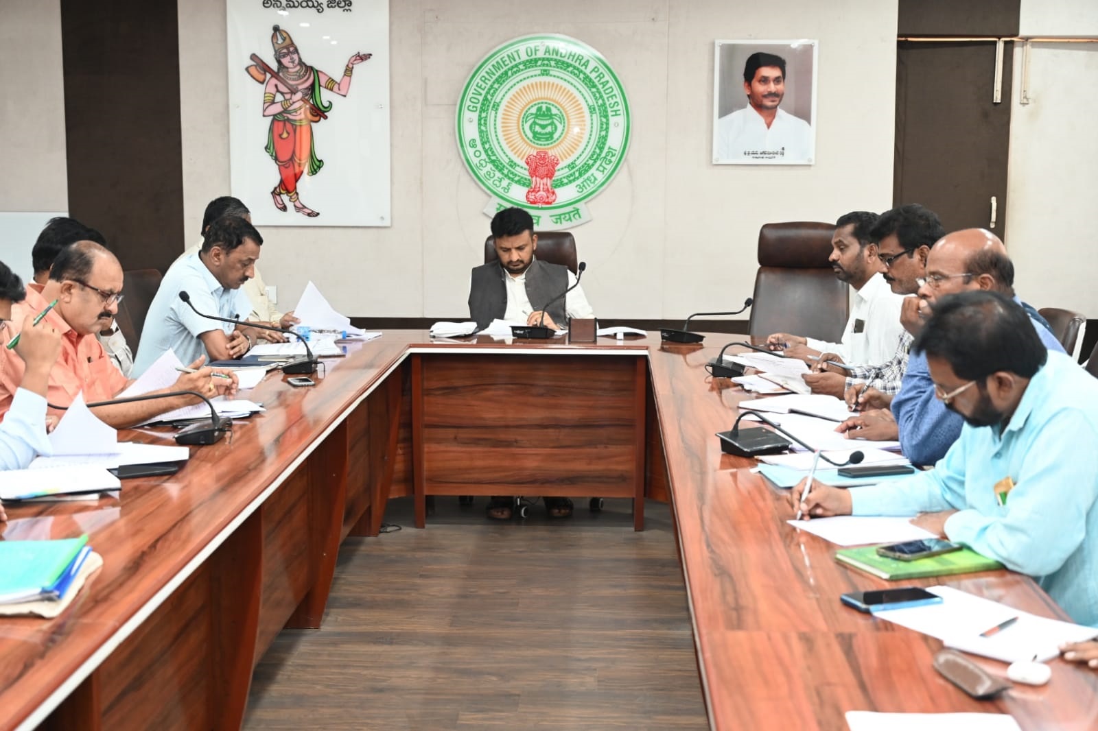 సమావేశంలో మాట్లాడుతున్న కలెక్టర్‌ గిరీష