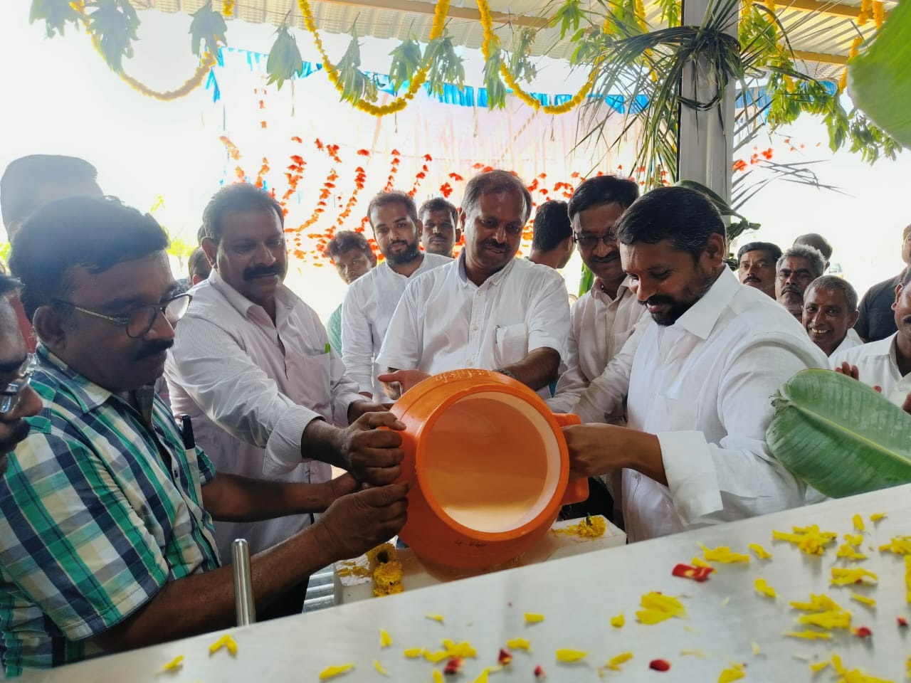 పాల కేంద్రాన్ని ప్రారంభిస్తున్న శ్రీకాంత్‌రెడ్డి