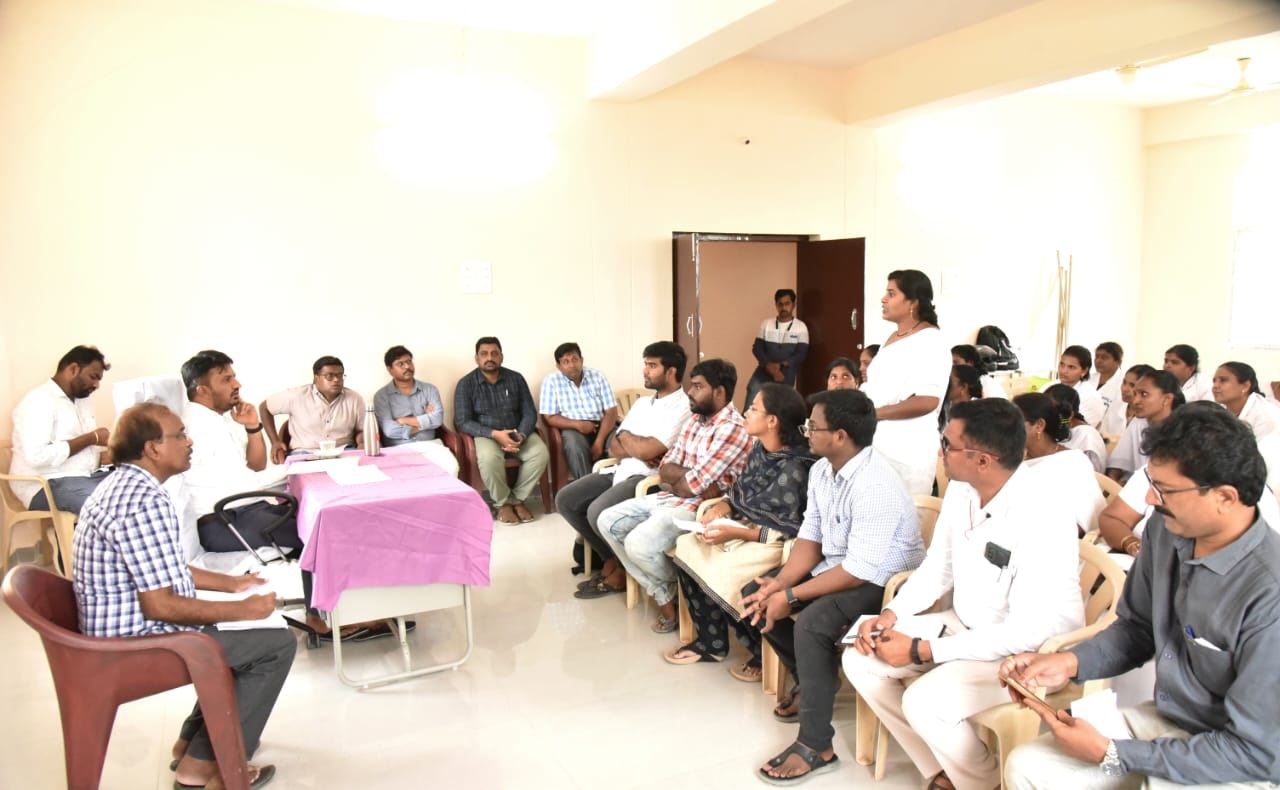 - మాట్లాడుతున్న కలెక్టర్‌ గిరీష
