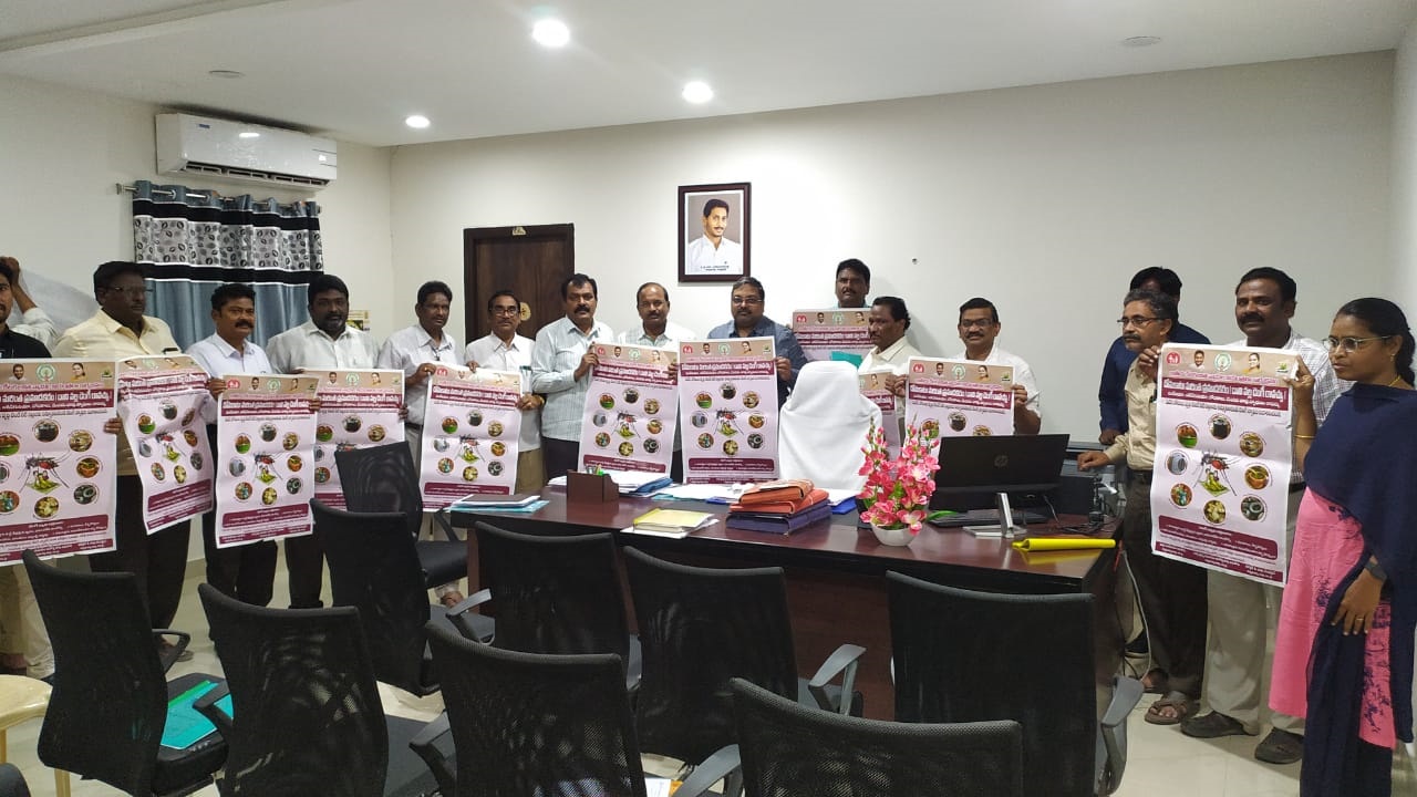 - పోస్టర్‌ ఆవిష్కరిస్తున్న డిఆర్‌ఒ సత్యనారాయణ