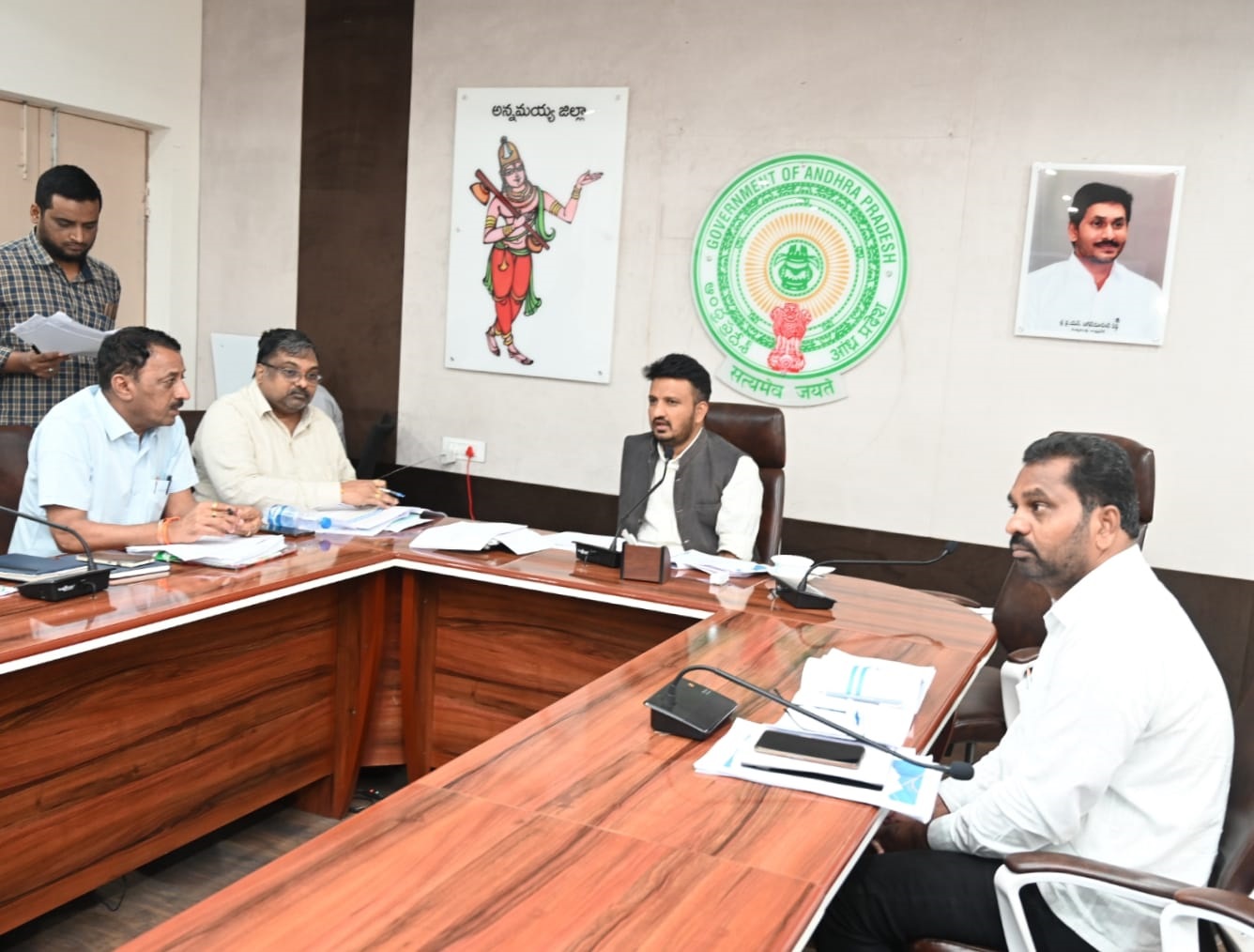 - సమావేశంలో మాట్లాడుతున్న కలెక్టర్‌ గిరీష