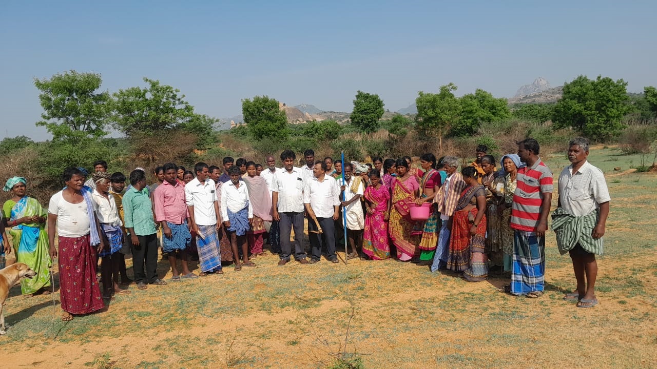 - ఉపాధి కూలీలతో మాట్లాడుతున్న సిఐటియు నాయకులు