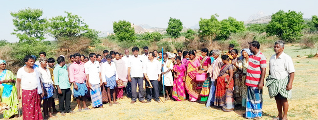 - ఉపాధి కూలీలతో మాట్లాడుతున్న సిఐటియు నాయకులు