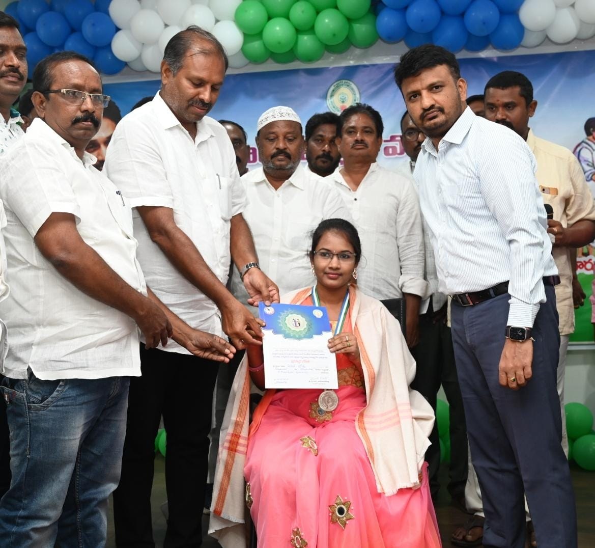 - వాలంటీర్‌ను సన్మానిస్తున్న కలెక్టర్‌, ఎమ్మెల్యే