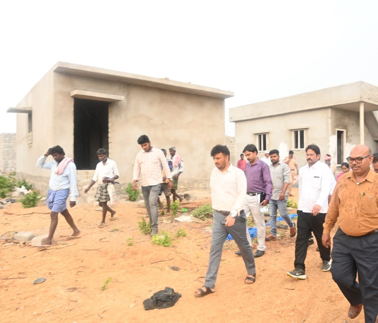 - స్టేడియం భూమి చదును పనులు పరిశీలిస్తున్న కలెక్టర్‌