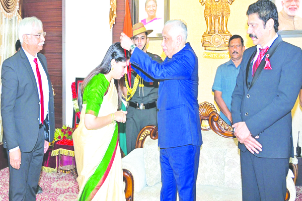 కలెక్టర్‌ కృతికా శుక్లాకు రెడ్‌క్రాస్‌ అవార్డు