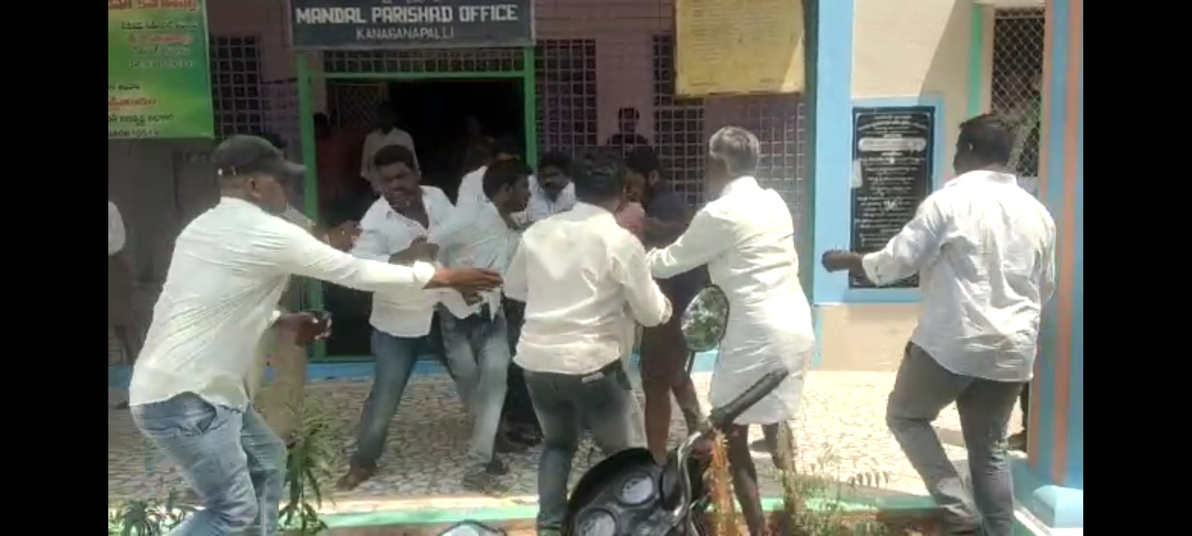 వైసిపి నేతల బాహాబాహి