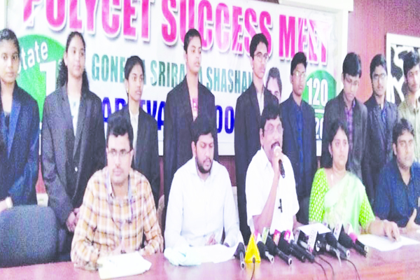 ఎపి పోలీసెట్‌లో ఆదిత్య జయకేతనం