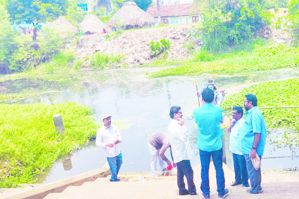 గోదావరి కాల్వల కాలుష్య జలాల శాంపిల్స్‌ సేకరణ