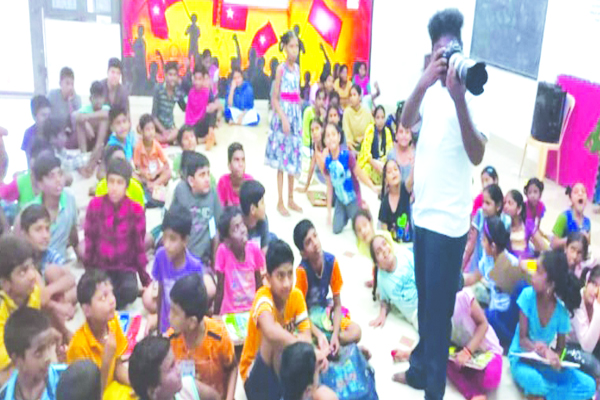  వేసవి శిబిరంలో విద్యార్థులకు ఫొటోగ్రఫీపై శిక్షణ