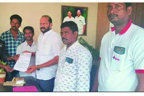 సమస్యలపై ఎంఎల్‌ఎకు 104 సిబ్బంది వినతి