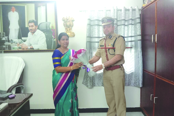 హోమ్‌ మంత్రిని కలిసిన డిఐజి