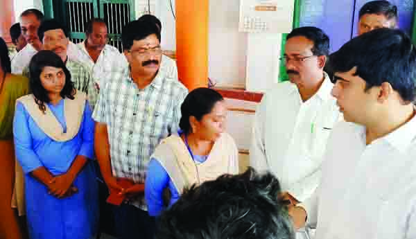 కలెక్టర్‌  సుడిగాలి పర్యటన