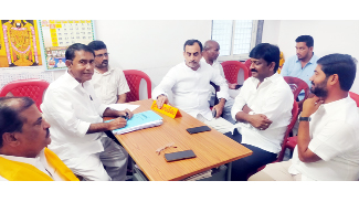 పాదయాత్రపై చర్చిస్తున్న జిల్లా నాయకులు