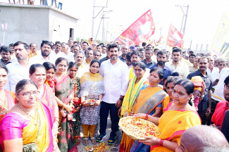 నారా లోకేష్‌కు హారతులు పడుతున్న మహిళలు