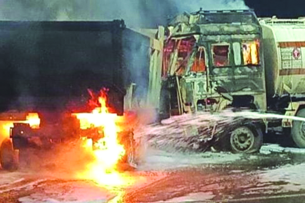 టిప్పర్‌, ట్యాంకర్‌ ఢకొీని మంటలు