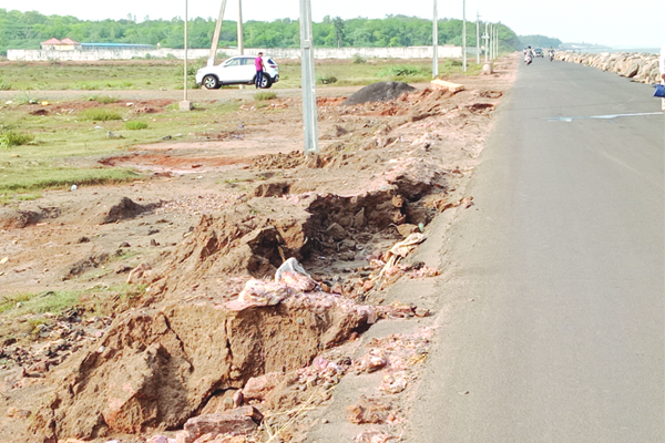 ధ్వంసమవుతున్న ఉప్పాడ బీచ్‌ రోడ్డు