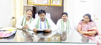 సమావేశంలో మాట్లాడుతున్న ఆప్కో చైర్మన్‌ చిరంజీవి