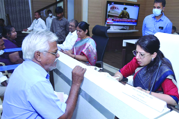 కలెక్టరేట్‌లో స్పందనకు 310 అర్జీలు